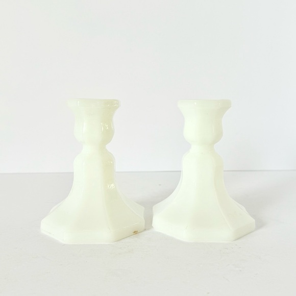 Set of 2 Vintage Anchor Hocking Milk Glass Colonial Chamber Candle Sticks –4.75” - Picture 3 of 10